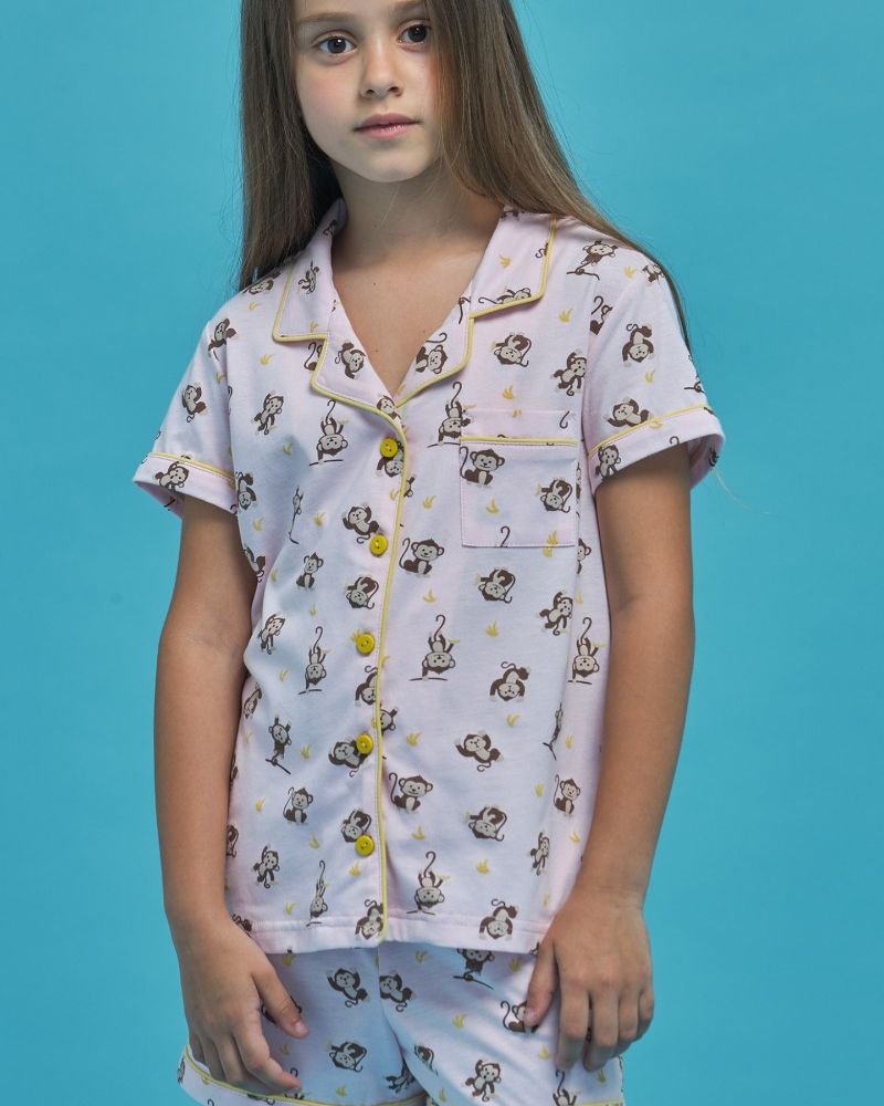 Pigiama Bambina stampa paperelle abbottonato mezza manica con rever Pantalone corto con stampa paperelle e profili a contrasto   Composizione: 100% cotone Variante:  blu