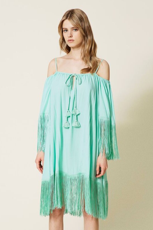 Caftano in viscosa off shoulder con spalline, scollatura a V con laccetti, frange alle maniche e al fondo. Femminile e chic il caftano off-the-shoulder in viscosa, con elastico alla scollatura, spalline regolabili, scollatura a V chiusa dal laccetto con nappe, maniche ampie e fondo profilati con frange. Da indossare sul costume da bagno ma anche con sandali flat e tracolla per una passeggiata in città. Composizione: 100% viscosa. Cintura: 100% poliestere