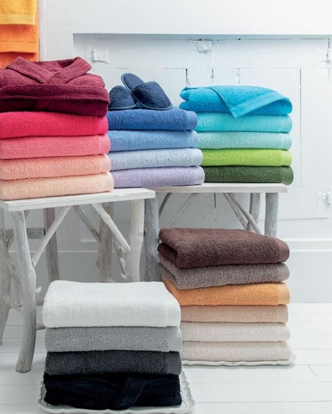 Set Spugna 1+1 in puro cotone a lunga tenuta Disponibile in 34 colorazioni Il cotone di alta qualità da lunga vita al prodotto, dando la possibilità di usarlo frequentemente e di avere una grande capacità di assorbimento senza dimenticare il confort   Dimensioni: 40×60 cm – 60×110 cm Composizione: 100% cotone – 550g/mq Varianti:  34 colorazioni (vedi tabella colori)