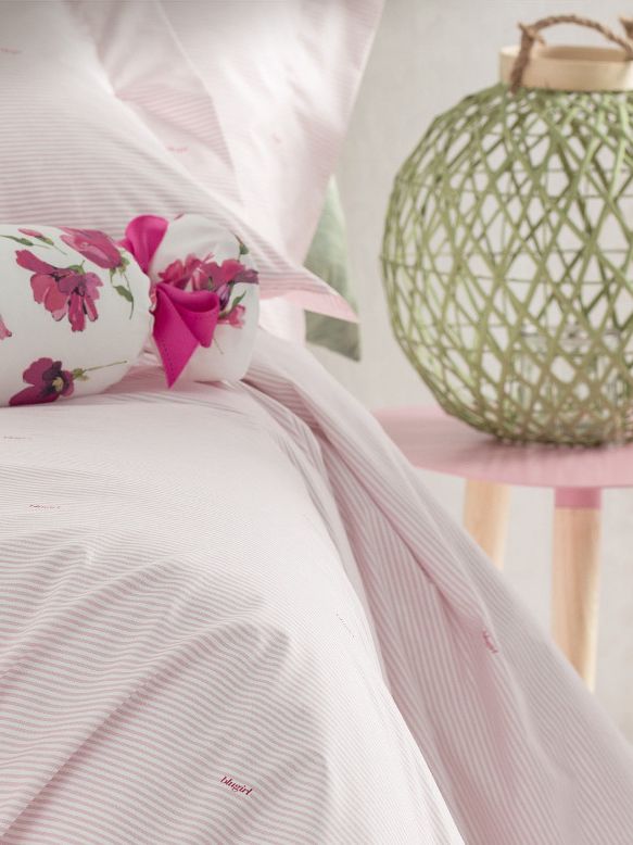 Copriletto Trapuntato in cotone stampato di Blugirl Homeware   Dimensioni: 270×270 cm Composizione: 100% cotone stampato Varianti: 1 beige, 3 lago, 2 rosa