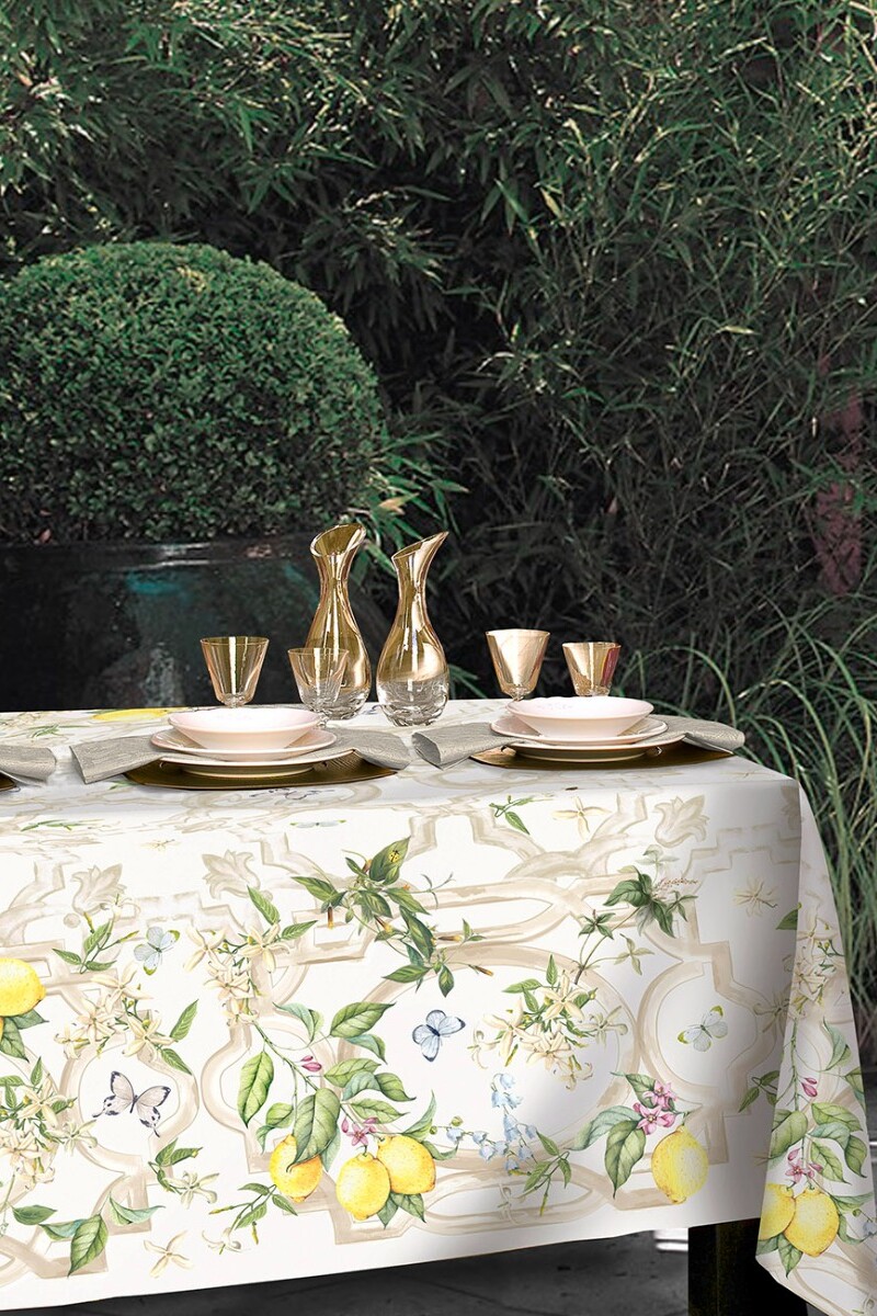 Tovaglia realizzata con tessuto 100% cotoneI delicati motivi floreali sono realizzati in stampa digitale Confezione con orlo da 2 cm. Vesti la tua tavola con lo stile e la qualità inconfondibile di Tessitura Randi Dimensioni: 150×220 (8 posti) – 150×270 (12 posti)Tessuto: drill stampa digitaleComposizione: 100% cotone