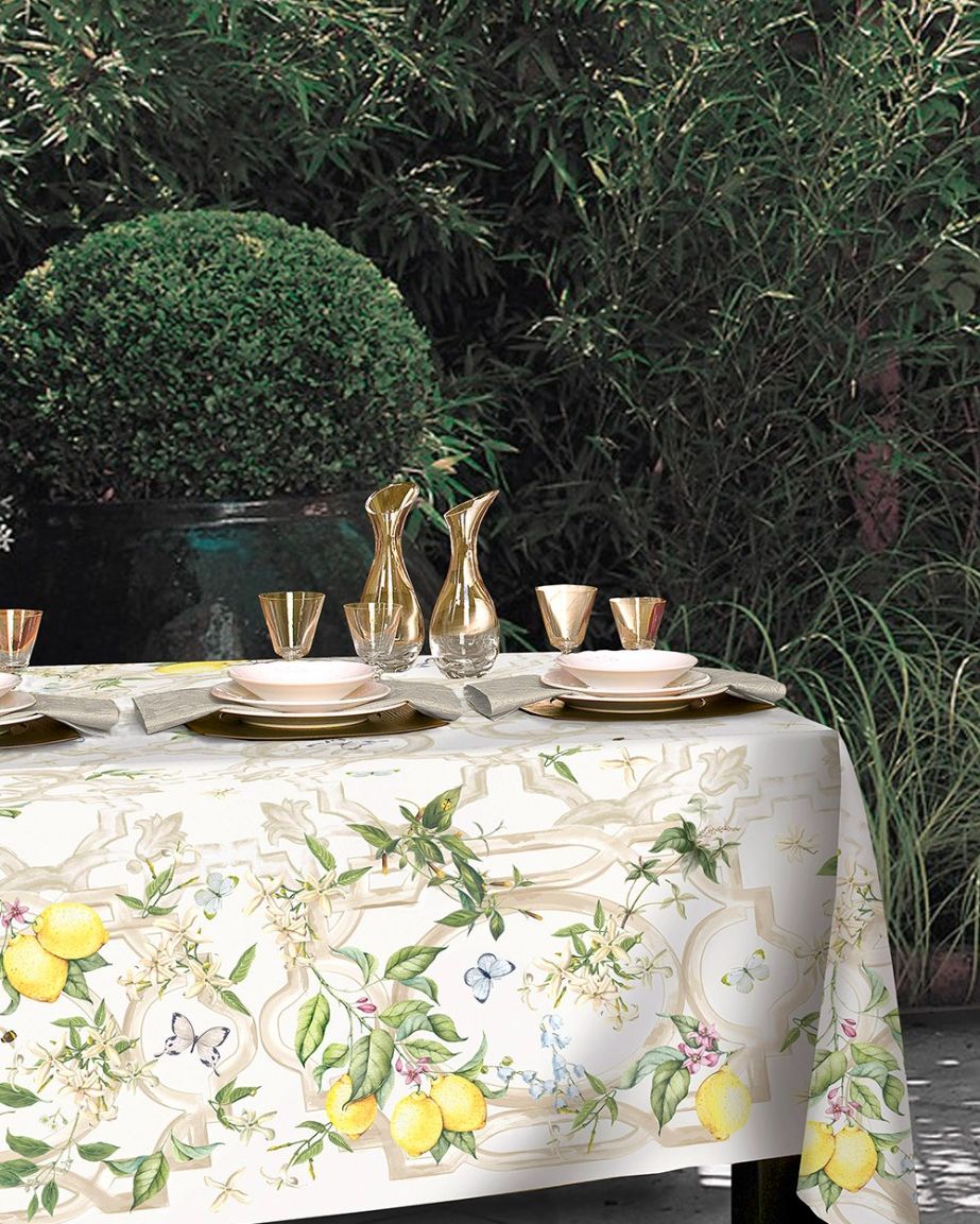 Tovaglia realizzata con tessuto 100% cotoneI delicati motivi floreali sono realizzati in stampa digitale Confezione con orlo da 2 cm. Vesti la tua tavola con lo stile e la qualità inconfondibile di Tessitura Randi Dimensioni: 150×220 (8 posti) – 150×270 (12 posti)Tessuto: drill stampa digitaleComposizione: 100% cotone