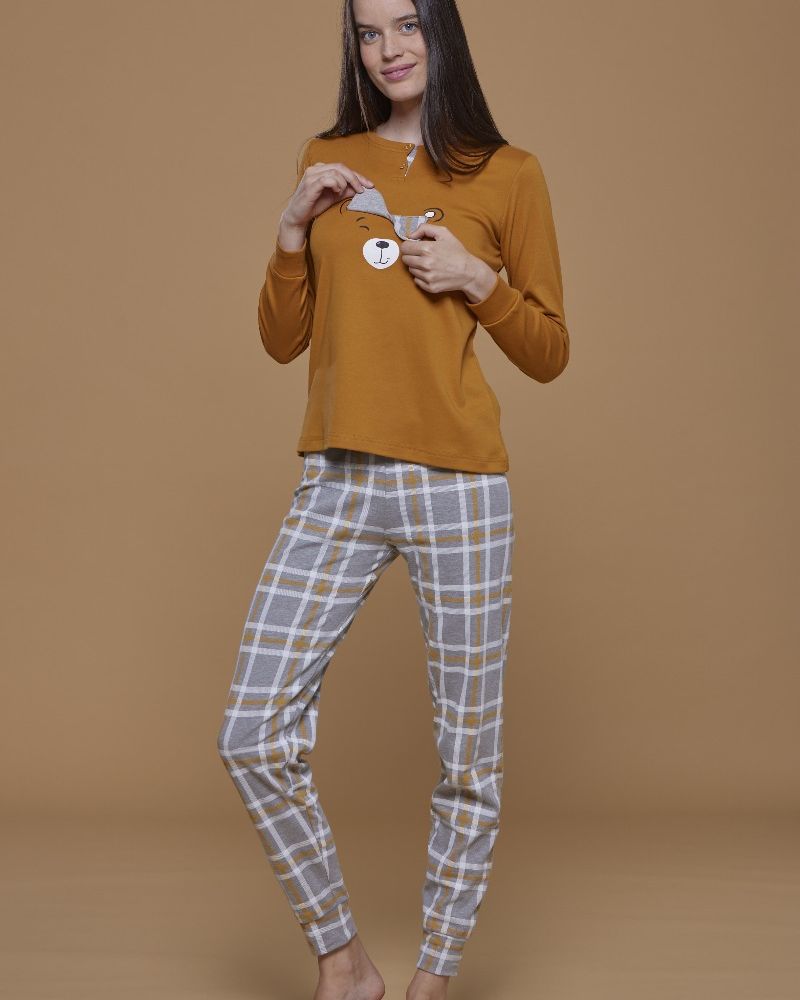Pigiama donna in caldo cotone Pantalone con stampa scozzese con polsino e top giallo con stampa e applicazione Composizione: 80% cotone – 20% poliestere Variante:
