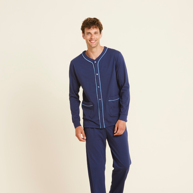 Pigiama uomo in cotone, top aperto davanti con abbottonatura e scollo a V a manica lunga con profili azzurri e pantalone lungo con polsino tinta unita blu Composizione: 100% CotoneVariante: blu navy, blu riviera