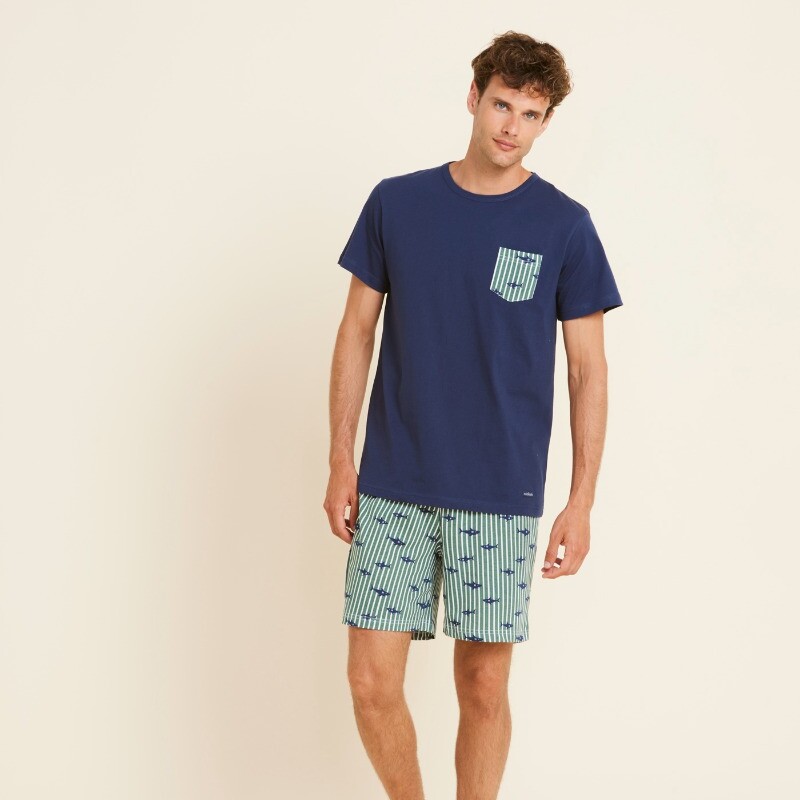 Pigiama uomo in cotone, top manica corta con dettaglio taschino, pantalone corto con stampa sharky allover   Composizione: 100% cotoneVariante: blu