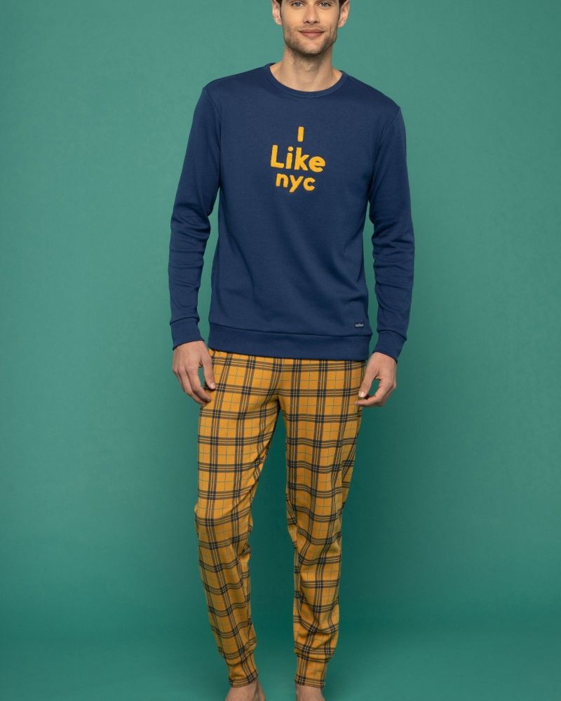 Pigiama Ragazzo in Caldo Cotone Pantalone Scozzese   Composizione: 95% poliestere – 5% elastene Varianti: senape (maglia senape/pantalone blu scozzese)