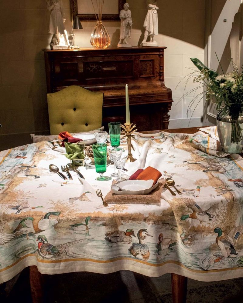 Tovaglia piazzata in lino Composizione: 100% lino Confezione: Articolo confezionato in busta fatta con stesso tessuto del prodotto