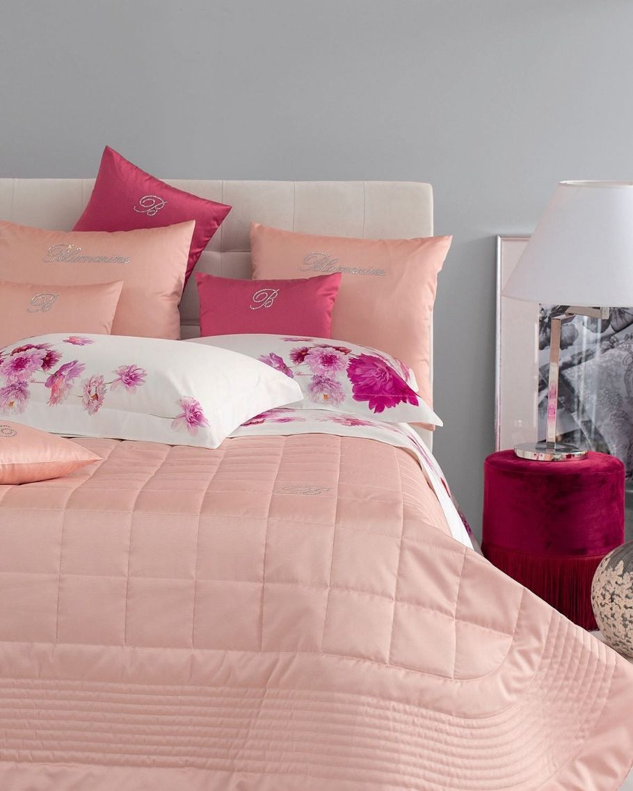 Copriletto Matrimoniale con logo in cristalli   Dimensioni: 270×270 cm Composizione: 100% PL (ottoman tinta unita) Varianti: 1 perla, 2 cipria, 4 bianco, 5 beige, 6 rugiada, 10 tortora, 13 silver, 20 fard, 27 laguna