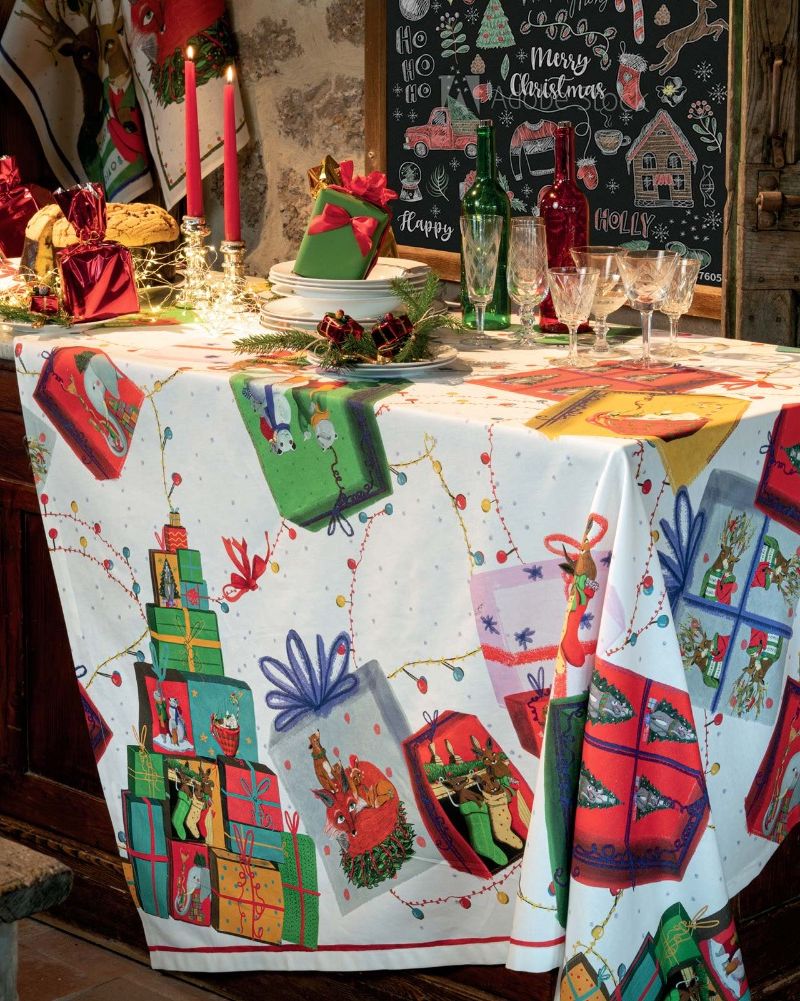 Tovaglia e runner in puro lino con disegno piazzato   Composizione: 100% lino Packaging: Articolo confezionato in busta di plastica riciclata Moodbook: Natale  