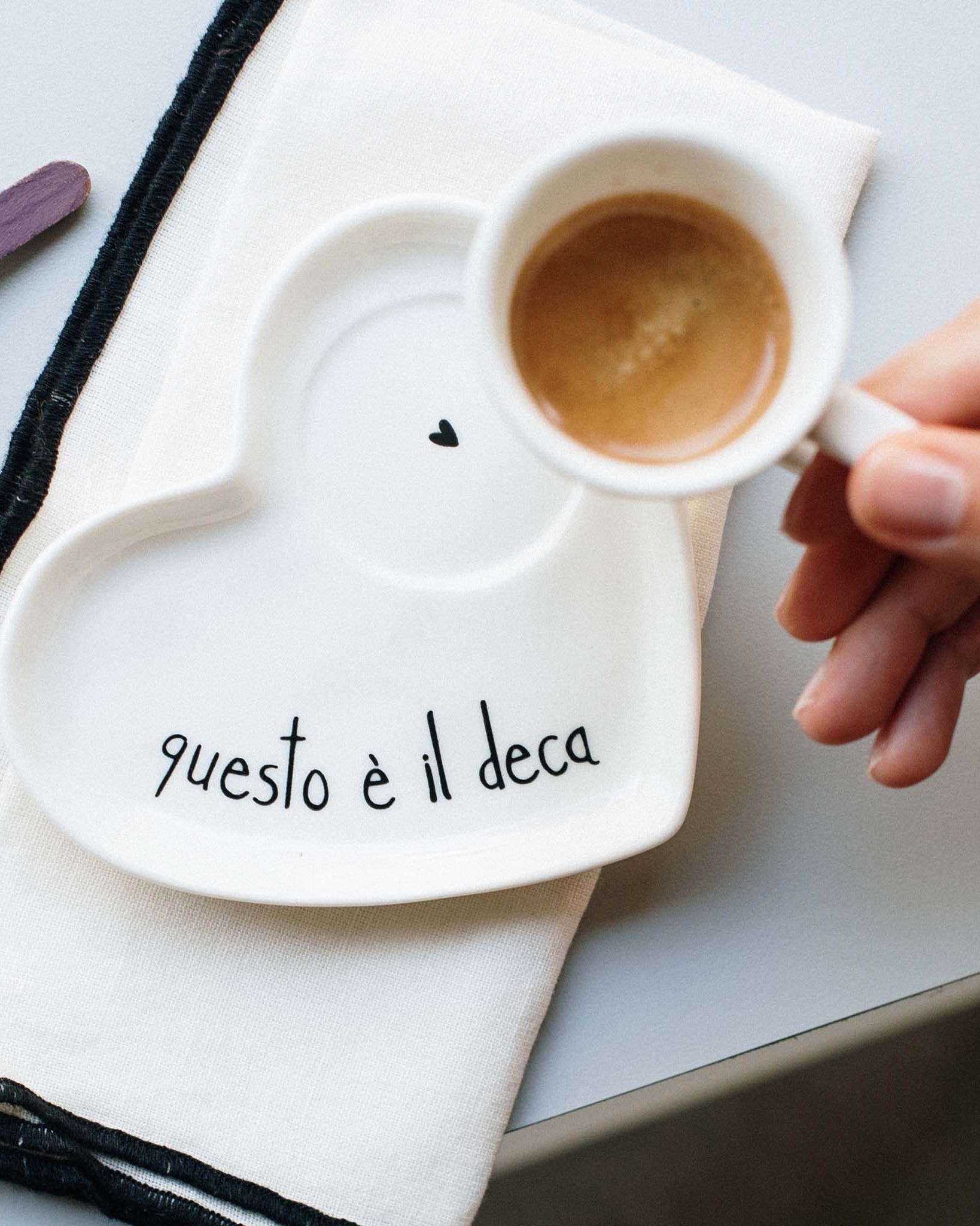 Set 2 Piattini cuore per tazze espresso Questo è il deca